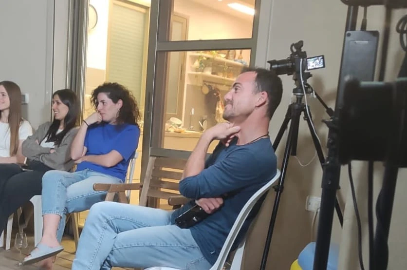 איתי נוימן מנחה ומקשיב במעגל השיח